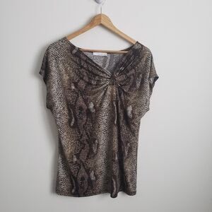 ⭐3/$25⭐ Lucy & Laurel Snake Print Short Sleeve Stretchy Blouse Asymmetri…